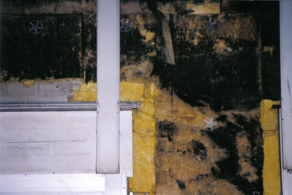 Feuchte Mineralwolle
Schwere Feuchteschäden durch geringe Einwirkung von feuchter Luft. Bei 2% Feuchteeintrag wird hier die Dämmung bereits um 30 bis 40% vermindert.