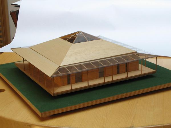 Modell Atriumhaus
Klare Formensprache einer “reduzierten Architektur“ mit allen Vorteilen sonnendurchfluteten Lebens. Ein Energiebrunnen für Naturgenießer mit dem Wohnhaus als Beobachtungsplatz.