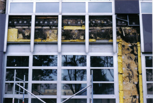 WIFI OÖ Mineralwolle
Etwa 8 Jahre nach der Verlegung wurden die Steinplatten an der Fassade geöffent um hier einen neuen Anbau einbinden zu können. Die Dämmung wies die üblichen Schäden auf.