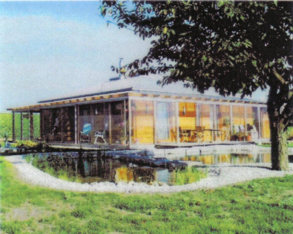 Idyllisch Wohnen
Wenn die Vögel die reifen Kirschen konsumieren, dann genießen auch die Bewohner das Frühstück in der Idylle zwischen offenem Wintergarten, Badeteich und Kirschbaum.