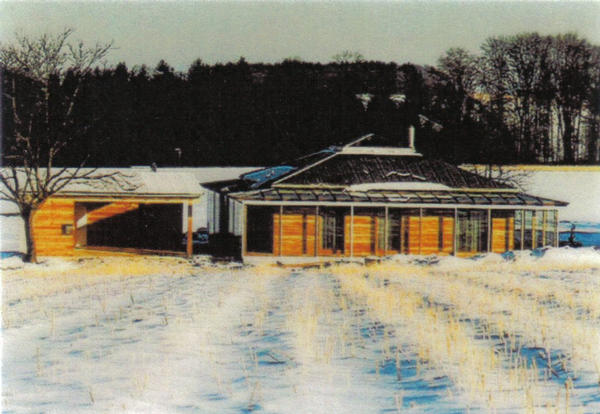 Wintermantel aus Glas
Bei minus 18 Grad Außentemperatur verwandelt das Einscheibensicherheitsglas (ESG) das Sonnenlicht in rund 20 Grad in dem rund um das Haus laufenden Wintergarten.
