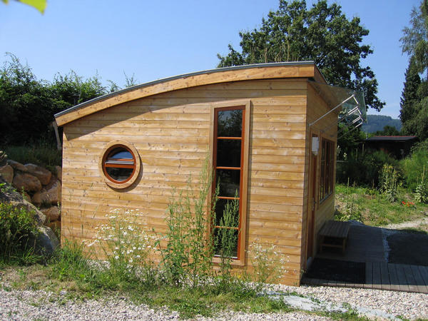 Gartenhaus in Linz Leonding
Renovieren oder gleich neu bauen? Die Besitzerin des Grundstücks riß den Betonklotz aus den 60er Jahren ab und ersetzte diesen durch ein anspruchsvolles Gartenhaus.