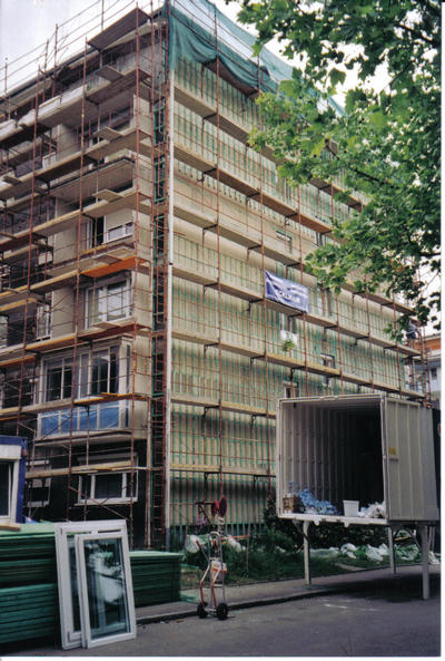 Linz nahe der Universität: Hanf im Wohnhaus
Vom Erdgeschoß bis zum sechsten Stock. Überall Hanf. Dabei handelt es sich um ein neues ökologisch - biologisches Dämmmaterial für beste Nachhaltigkeit und Energieeinsparung.