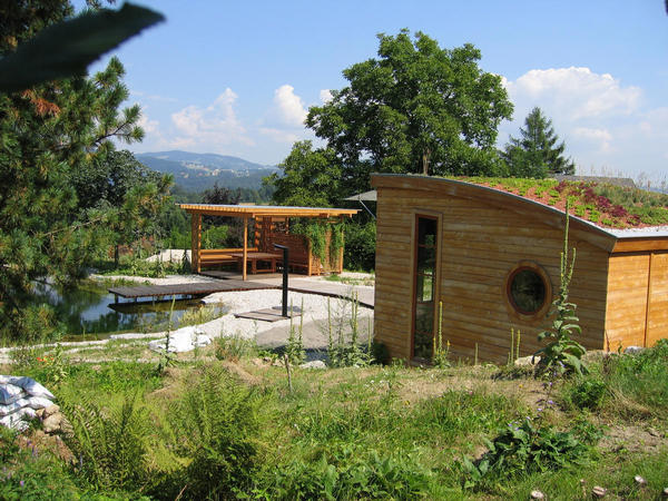 Individuelles Gartenhäuschen
Hohe Priorität auf formschöne Gestaltung. Ein Gartenhaus welches unverkennbar keine Katalogware ist. So kam es zu dem Ensemble mit Haus, Schwimmteich und Laube.