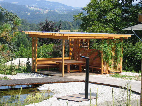 Pergula mit Glasdach
Die romantische Gartenlaube mit Lichtenberg und Pöstlingberg im Hintergrund. Dazu noch ein echter 14 m langer Schwimmteich mit Solardusche.