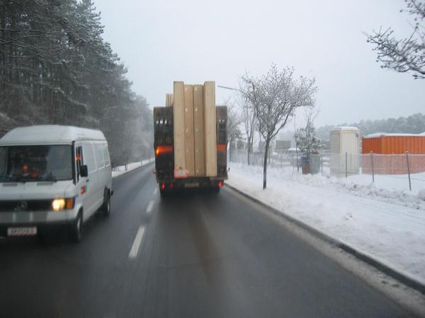 Fertighaus individuell geplant vom Architekten
In der Zimmerei komplett vorbereitet machen sich 4 Wände im Tieflader auf den Weg zur Baustelle. Auch alles Zubehör wurde hierbei mit eingepackt.