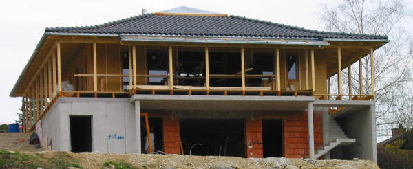 Keller am Hang
Steilhänge bedürfen statisch manchmal eines bewehrten Betonkellers. Dort wo es die Statik nicht erfordert wird mit Ziegeln gearbeitet. Aber zuerst die Frage: ist ein Keller nötig?