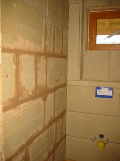 Lehm gegen Ziegel
Der Wandaufbau aller Innenwandteile wurde hier in Form vom trockenen ungebrannten Lehmbauplatten gewählt mit einer ergänzenden dünnen Lehmputzschicht als ebene Oberfläche.