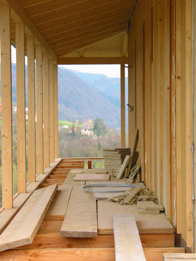 Veranda im Rohbau
Auch diese Veranda wird später außen verglast, wodurch zwischen Haus und Umgebung ein Wärmepuffer entsteht.