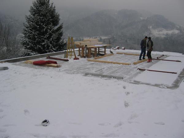 Vorbereitung der Kellerdecke
Die aus der Kellerdecke herausragenden Ankerschrauben sind für die Fixierung der Außenwände bereits punktgenau eingebracht. Die Atrium und Zwischenwände positioniert.