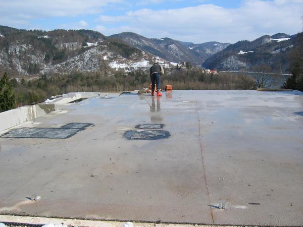 Vorbereitung Winterbaustelle
Der Schnee wird weggeschoben  und in rund einer halben Stunde ist der Platz baureif für die Aufstellung des Gebäude- Rohgerüstes. Im Hintergrund das Mühlviertel mit der Donau.