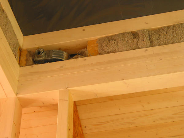 Wärmedämmung Dach
30cm Zellstoffdämmung u-Wert ca. 0,13. Das Material wird unter Druck eingeblasen um Holräume zu vermeiden. Es handelt sich dabei um reines (schwermetallfreies) Recyclingmaterial.