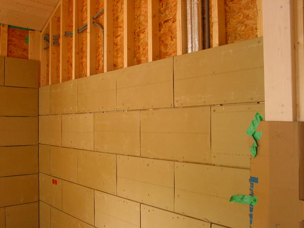 Zwischenwand Aufbau
Die biologisch wertvollsten Baumaterialien sind ungebrannter Lehm und Holz. Auch in der Konstruktion der nichttragenden Zwischenwand kommen beide zum Einsatz.